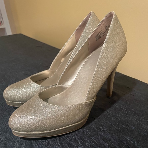 Gold Shimmer Pumps - Picture 1 of 6